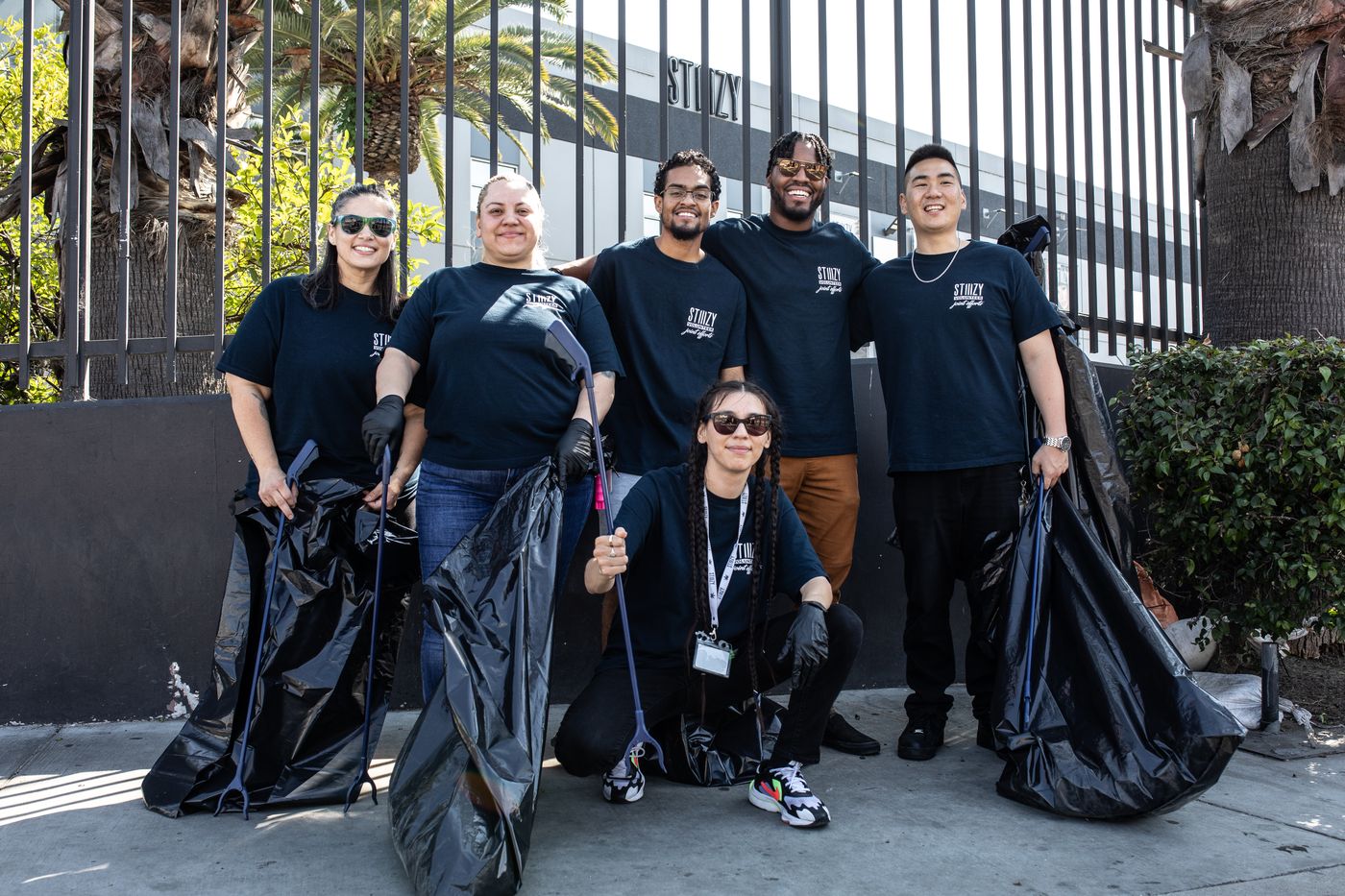 STIIIZY employees volunteering together at a neighborhood cleanup