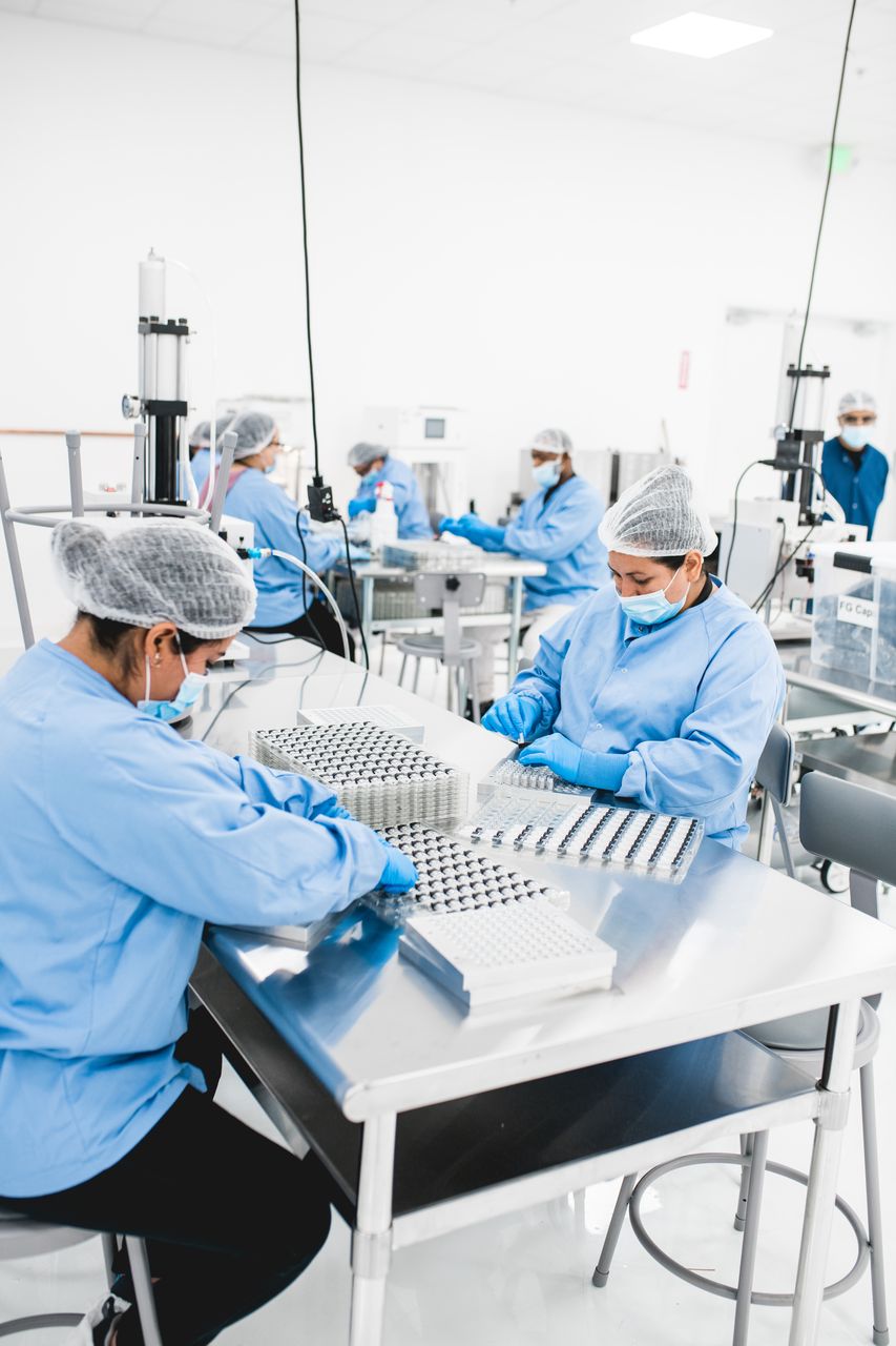STIIIZY team member assembling product in the manufacturing clean room